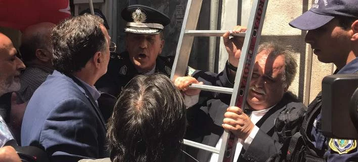 Πάλι με σκάλα ο Λαφαζάνης -Σκαρφάλωσε για να γράψει συνθήματα κατά των πλειστηριασμών [εικόνες & βίντεο]